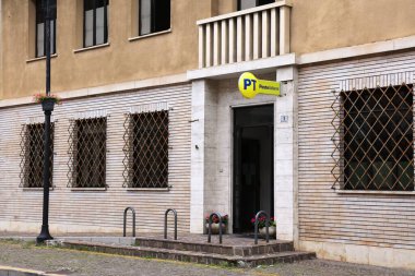 PONTEBBA, İtalya - 8 AĞUSTOS 2022: Poste Italiane Postanesi Poste Italiane, İtalya 'nın ulusal posta hizmeti sağlayıcısı..