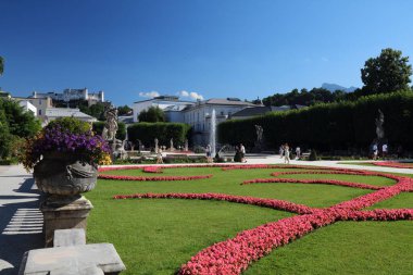 SALZBURG, AUSTRIA - 4 Ağustos 2022: İnsanlar Avusturya 'nın Salzburg kentindeki Mirabell Garden' ı ziyaret ediyor. Salzburg Eski Kasabası UNESCO 'nun Dünya Mirası Bölgesi.