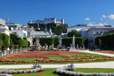 SALZBURG, AUSTRIA - 4 Ağustos 2022: İnsanlar Avusturya 'nın Salzburg kentindeki Mirabell Garden' ı ziyaret ediyor. Salzburg Eski Kasabası UNESCO 'nun Dünya Mirası Bölgesi.