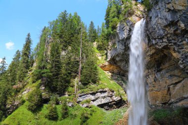 Johannes Waterfall (Johanneswasserfall) Obertauern 'de. Şelalenin altında turistik patika var. Avusturya 'daki Tauern dağlarının doğal simgesi..