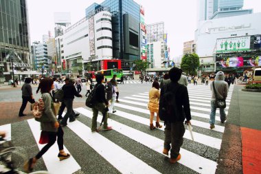 TOKYO, JAPONYAN - 9 Mayıs 2012: İnsanlar Shibuya, Tokyo 'daki Hachiko geçidinde yürür. Shibuya geçidi Tokyo 'daki en yoğun yerlerden biridir..
