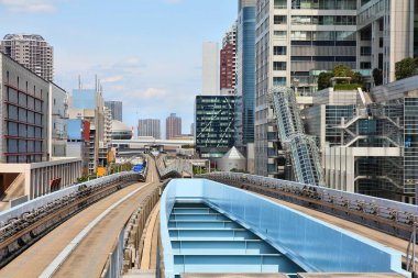 Tokyo şehir altyapısı - Odaiba bölgesindeki alışveriş merkezleri ve ofis binaları arasındaki raylı hat.