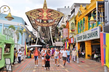 KUALA LUMPUR, MALAYSIA - 2 Mart 2024: İnsanlar Kuala Lumpur 'un Çin Mahallesi' ndeki ünlü Kasturi Yürüyüşü caddesini ziyaret ediyorlar.