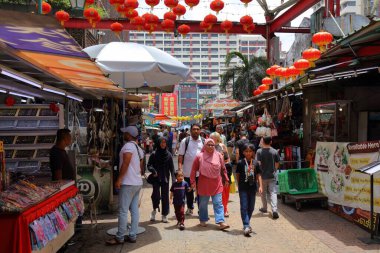 KUALA LUMPUR, MALAYSIA - 2 Mart 2024: İnsanlar Kuala Lumpur 'un Çin Mahallesi' ndeki ünlü Jalan Petaling caddesini ziyaret ediyorlar.