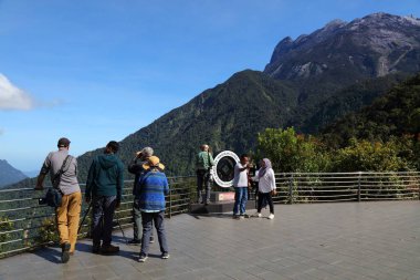 KINABALU PARK, MALAYSIA - 4 Mart 2024: Turistler Borneo, Malezya 'daki Kinabalu Parkı' na bir bakış açısı ziyaret ediyorlar.