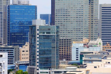 Kaigan ve Shibaura bölgesi Japonya 'nın Tokyo şehrinde ufuk çizgisi. Tokyo 'nun Minato bölgesi..