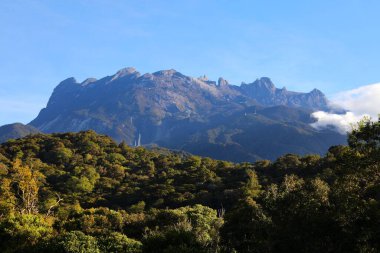 Mt. Kinabalu güneşli bir günde. Malezya 'nın en yüksek dağı. Borneo Sabah Bölgesi.