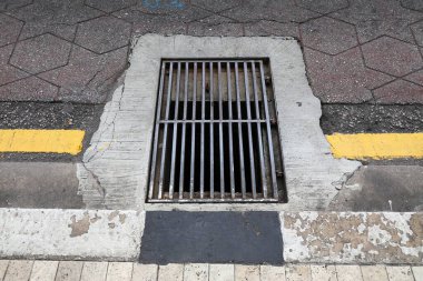 Yol kenarındaki yağmur suyu ızgarası - Kuala Lumpur, Malezya 'daki kentsel altyapı.