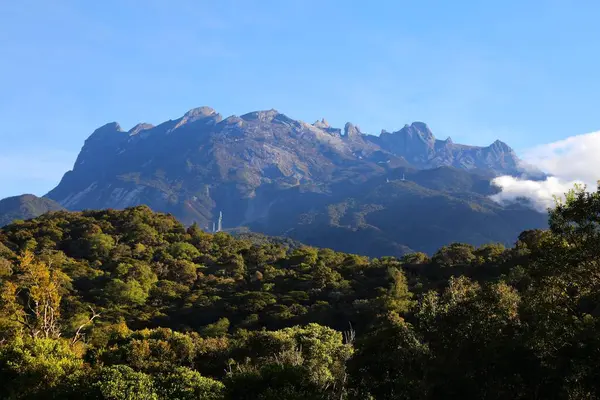 Mt. Kinabalu güneşli bir günde. Malezya 'nın en yüksek dağı. Borneo Sabah Bölgesi.
