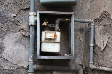 CATANIA, ITALY - 8 AĞUSTOS 2024: Catania, İtalya 'da bir apartmanın dışındaki gaz ölçer. İtalya 'daki kamu hizmetleri altyapısı.