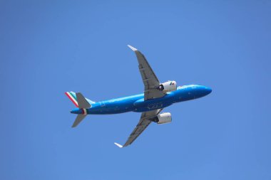 CATANIA, ITALY - 8 AĞUSTOS 2024: ITA Airways Airbus A320 neo İtalya 'nın Sicilya kentindeki Catania Uluslararası Havaalanından havalandı.