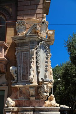 İtalya, Sicilya 'daki Messina şehrinde. Via I Settembre Caddesi 'nde bulunan Muazzam Quattro Fontane Çeşmesi.