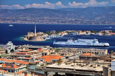 MESSINA, İtalya - 13 Ağustos 2024: melez feribot gemisi Iginia, Messina Boğazı, İtalya. Iginia demiryolu hasılatı, araba ve yolcu taşıyor..