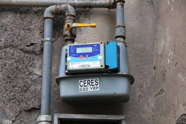 CATANIA, ITALY - 8 AĞUSTOS 2024: Catania, İtalya 'da bir apartmanın dışındaki dijital gaz ölçer. İtalya 'daki kamu hizmetleri altyapısı.