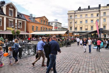 LINKOPING, SwEDEN - 25 Ağustos 2018 İnsanlar Linkoping, İsveç 'teki Stora Torget ana meydanını ziyaret ediyor. Linkoping, İsveç 'in en büyük 7. şehridir..