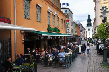 LINKOPING, SwEDEN - 25 Ağustos 2018 İnsanlar Linkoping, İsveç 'teki Stora Torget ana meydanını ziyaret ediyor. Linkoping, İsveç 'in en büyük 7. şehridir..
