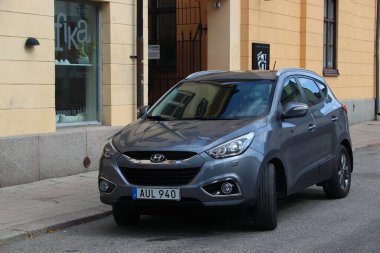 NORRKOPING, SWEDEN - 25 AĞUSTOS 2018: Gümüş Hyundai ix35 Norrkoping, İsveç 'te park edilmiş bir SUV aracı. İsveç 'te kayıtlı 4.8 milyon yolcu arabası var..