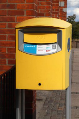 LINKOPING, SwEDEN - 25 Ağustos 2018: Linkoping, İsveç 'te halka açık posta kutusu. PostNord, İsveç ve Danimarka 'nın birleşik posta hizmeti şirketidir..