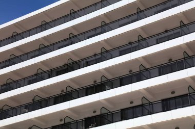 Benidorm jenerik yüksek katlı otel balkonları inşa ediyor. Modern mimari. Valencian Community 'deki Benidorm kasabası (Comunidad Valenciana), İspanya.