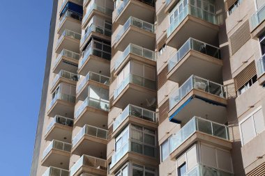 Benidorm genel yüksek katlı apartman binası. Modern konut mimarisi. Valencian Community 'deki Benidorm kasabası (Comunidad Valenciana), İspanya.