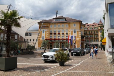 Velden AM DÜNYA - 12 Ağustos 2022 İnsanlar Avusturya 'nın Carinthia kentindeki Velden Am Worther tatil köyünü ziyaret ediyor..