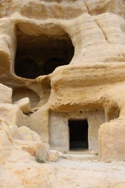 Yunanistan 'daki Girit Adası. Matala kaya mağaraları, antik Roma cenaze mağaraları. Hippi mağaraları olarak da bilinir, 1960 'larda hippiler tarafından işgal edildiler..