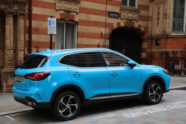 LONDON, UK - 9 Temmuz 2024: MG HS orta boy Çin SUV üretimi SAIC Motor, Londra 'da park halinde.