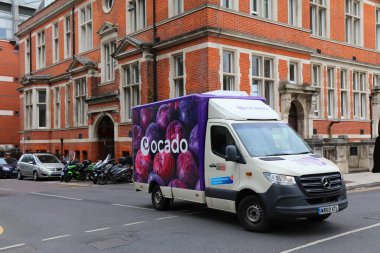 LONDON, İngiltere - 8 Temmuz 2024: Ocado market minibüsü Londra 'da.