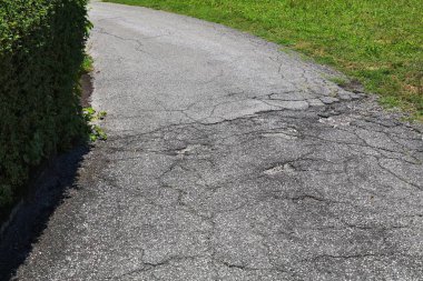 Avusturya, Carinthia 'da kötü kırsal yol hasar görmüş. Kırsal yol bakımı kavramı.
