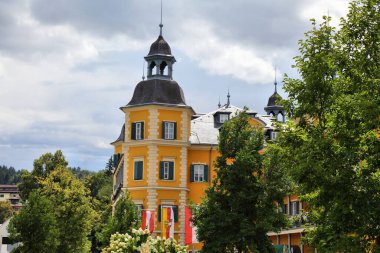 Velden am Worther See kasabası. Avusturya, Carinthia eyaletinin simgelerinden biridir..