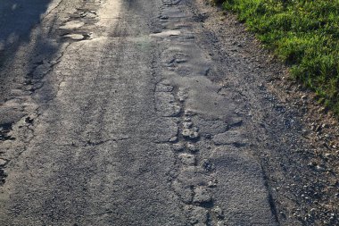 Avusturya, Carinthia 'da kırsal yol asfaltı hasar görmüş. Kırsal yol bakımı kavramı.