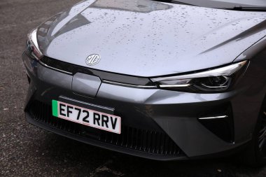 LONDON, İngiltere - 9 Temmuz 2024: MG 5 EV Çin elektrikli otomobili SAIC Motor tarafından üretilen, Londra 'da park edilmiş.