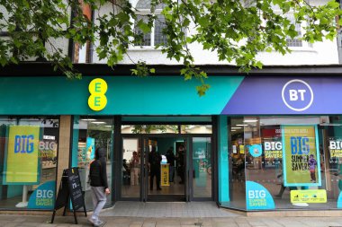 CROYDON, İngiltere - 8 Temmuz 2024: Croydon şehir merkezindeki British Telecom BT ve EE mobil operatörü, Büyük Londra, İngiltere.
