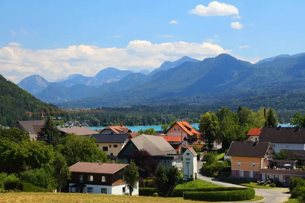 Faak Gölü (Faaker See) Villach, Carinthia eyaletinde. Avusturya 'da yaz manzarası.