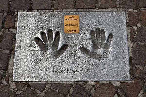 Velden Am Worther See, Avusturya 'da Starmeile (Star Mile) olarak bilinen kaldırımda 12 Ağustos 2022' de ünlü bir el izi bulundu. Karl Wlaschek milyarder baskısı.