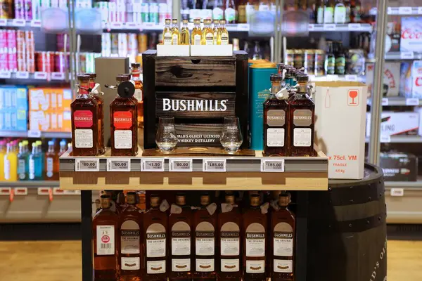 NORTHERN IRELAND, İngiltere - 23 Haziran 2024: Bushmills İrlanda malt viskisi Kuzey İrlanda, İngiltere 'de bir süpermarkette.