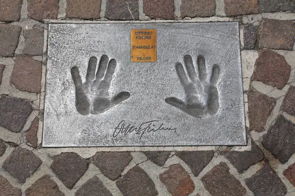 Velden Am Worther See, Avusturya 'da Starmeile (Star Mile) olarak bilinen kaldırımda 12 Ağustos 2022' de ünlü bir el izi bulundu. Ottfried Fischer Kabarett aktör baskısı.
