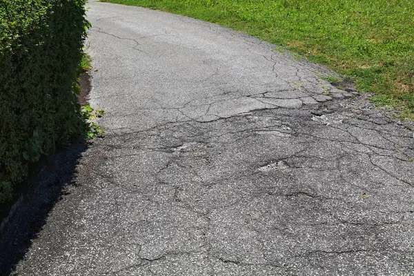 Avusturya, Carinthia 'da kötü kırsal yol hasar görmüş. Kırsal yol bakımı kavramı.