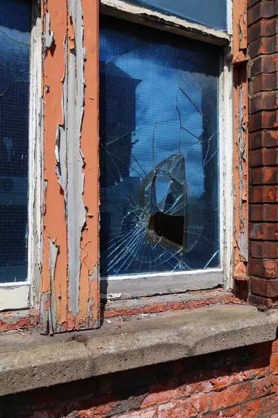 Kuzey İrlanda, Belfast 'taki eski sanayi binası. Terk edilmiş bir binanın camının kırık camı güçlendirilmiş..