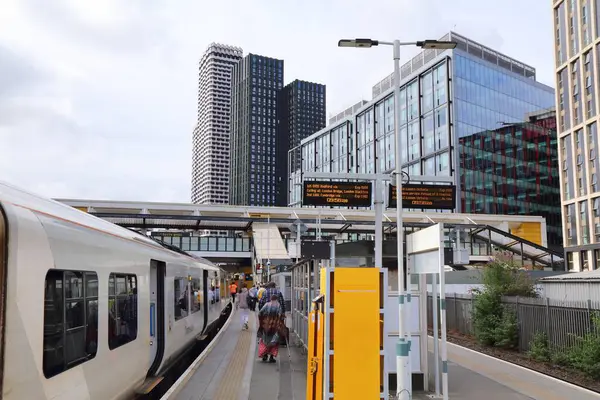 CROYDON, İngiltere - 8 Temmuz 2024: Croydon istasyonu yolcuları Büyük Londra, İngiltere 'de Croydon siluet manzaralı.