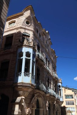 Alcoy Town Mimarisi - Müzik ve Dans Konservatuarı (İspanyolca adı: Conservatorio de Musica y Danza). İspanya 'da Valensiyalı bir kasaba. Güneşli bir gün.