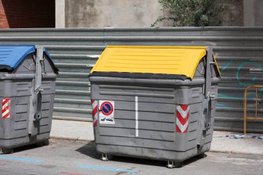 İspanya 'nın Benidorm şehrindeki belediye çöplüğü. Plastik ve metal ambalaj için sarı konteynır.