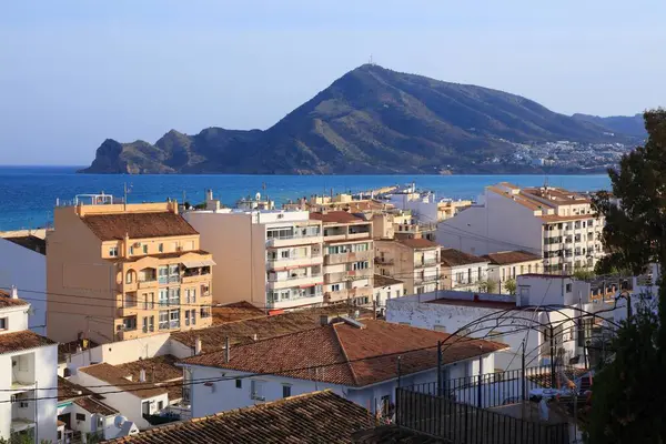 Alicante Eyaleti 'ndeki Altea kasabası, İspanya' daki Valencia Topluluğu. Nisan ayında Akdeniz manzarası.