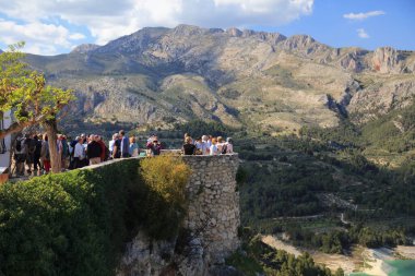 EL Castell de Guadalest, İspanya - 7 Nisan 2025: İnsanlar İspanya 'nın Valencia Eyaleti Alicante Eyaleti' ndeki El Castell de Guadalest köyünü ziyaret ediyor. Costa Blanca bölgesi.