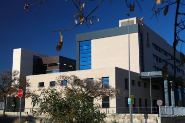 BENIDORM, İspanya - 7 Nisan 2025: Benidorm Adliyesi, Savcılık, Suç Mağdurları Yardım Bürosu ve İspanya Nüfus Dairesi.