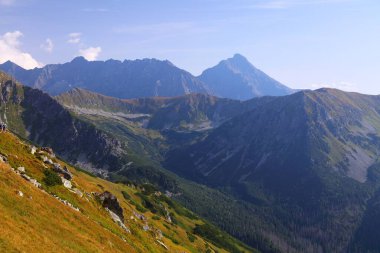 Polonya ve Slovakya 'daki Tatra dağları. Krivan dağı sağda..