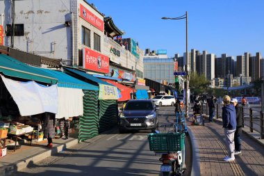 Suwon, Güney Kore - 8 Nisan 2023: Suwon şehir merkezindeki sokak manzarası. Güney Kore 'nin en büyük şehirlerinden biridir..