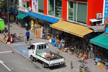 SEOUL, Güney Kore - 7 Nisan 2023: Güney Kore 'nin Seul ilçesi Jung-gu semtinde Cheonggyecheon-ro caddesinde araç ve hırdavat dükkanı bölgesi.