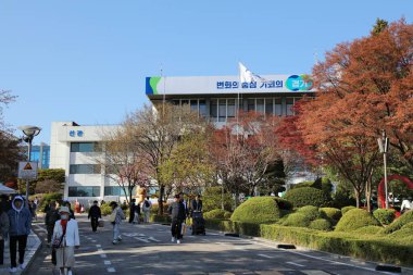 SUWON, Güney Kore - 8 Nisan 2023: Gyeonggi 'nin başkenti Suwon' daki Gyeonggi İl Binası yakınlarında insanlar yürüyor.