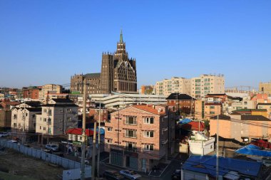 SUWON, Güney Kore - 8 Nisan 2023: Suwon 'un modern şehir silueti. Güney Kore 'nin en büyük şehirlerinden biridir..